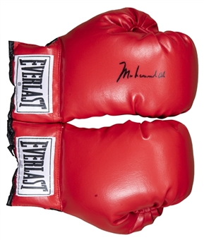 Muhammad Ali Signed Red Everlast Boxing Glove (Beckett)